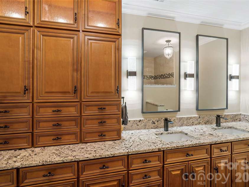 810 Cherokee Road, Charlotte, NC 28207.  MLS# CAR4409730, YatesRealty ID 41415. 