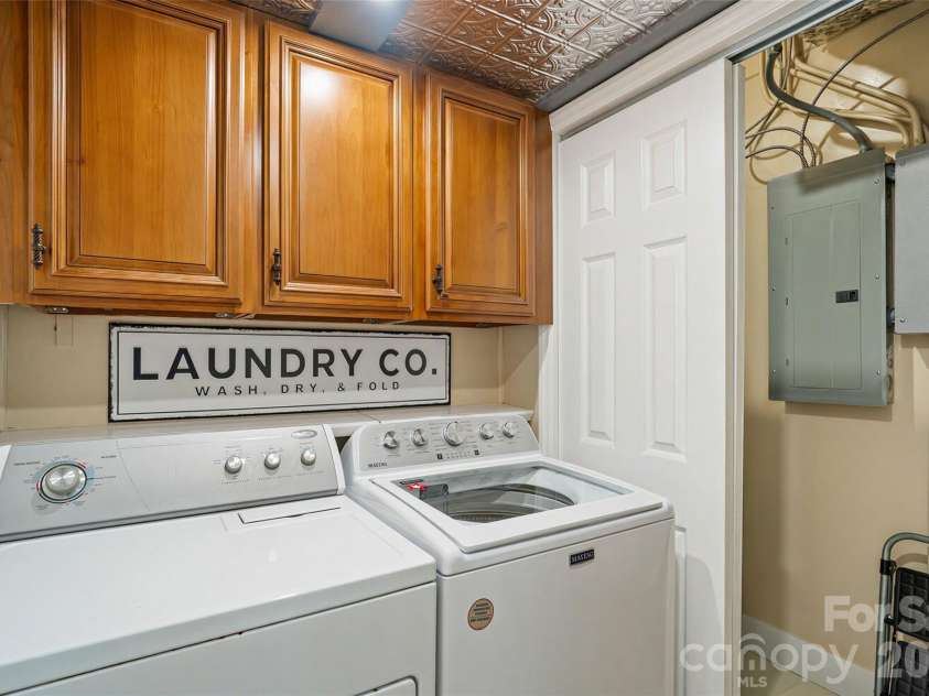 810 Cherokee Road, Charlotte, NC 28207.  MLS# CAR4409730, YatesRealty ID 41415. 