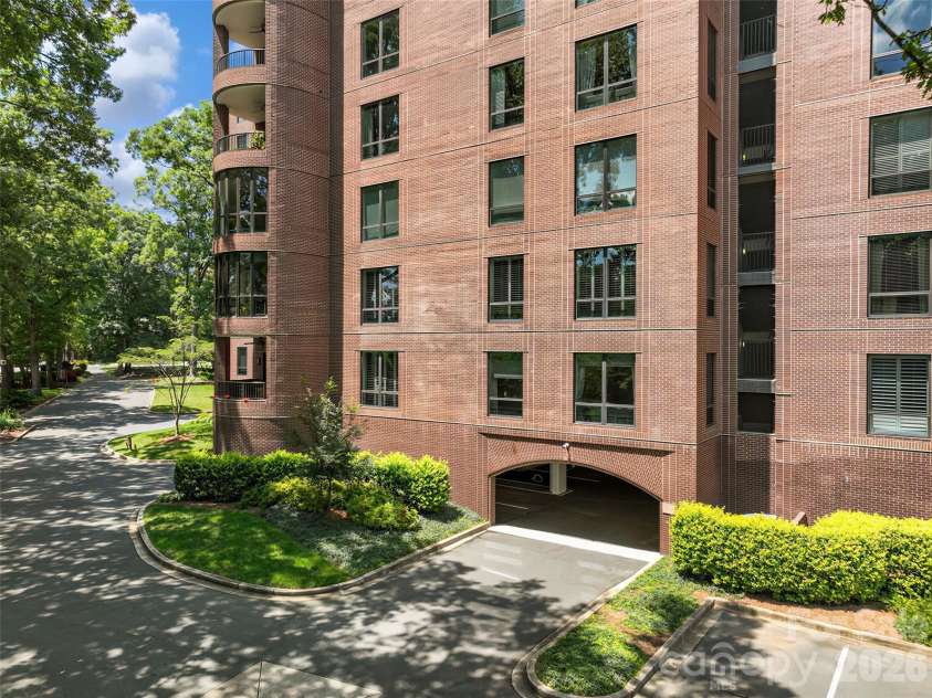 810 Cherokee Road, Charlotte, NC 28207.  MLS# CAR4409730, YatesRealty ID 41415. 