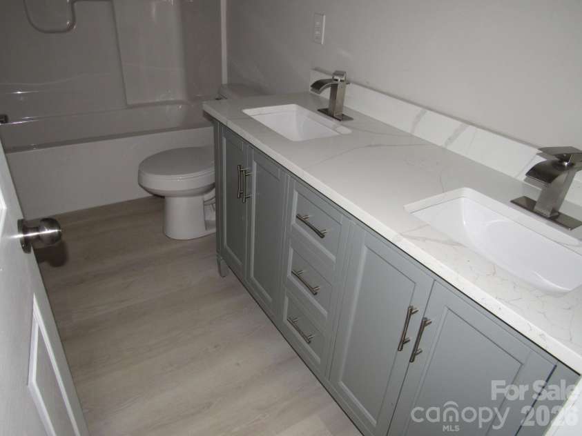 92 Saint Charles Court, Hickory, NC 28601.  MLS# CAR4408286, YatesRealty ID 41417. Primary Bathroom-Granite