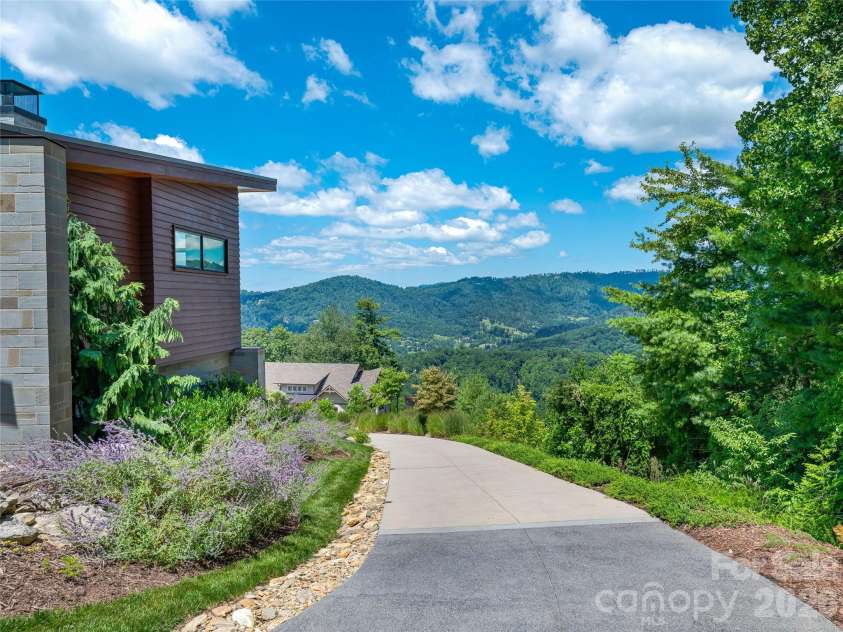 25 Bartrams Walk Drive, Asheville, NC 28804.  MLS# CAR4402146, YatesRealty ID 41418. 