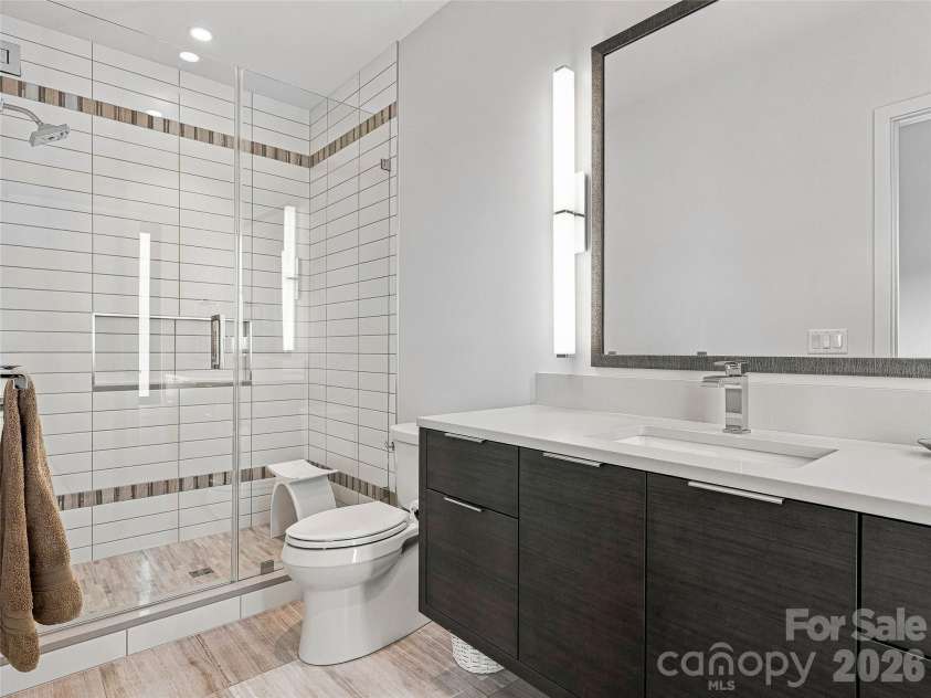 25 Bartrams Walk Drive, Asheville, NC 28804.  MLS# CAR4402146, YatesRealty ID 41418. En-suite guest bathroom 3