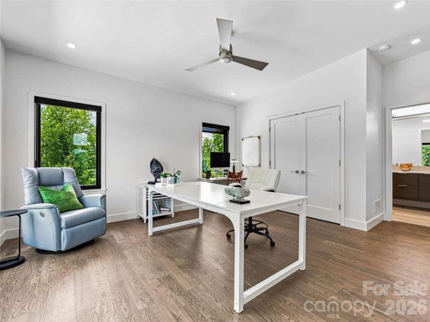 25 Bartrams Walk Drive, Asheville, NC 28804.  MLS# CAR4402146, YatesRealty ID 41418. Guest suite 3
