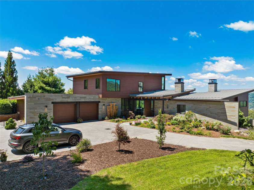 25 Bartrams Walk Drive, Asheville, NC 28804.  MLS# CAR4402146, YatesRealty ID 41418. Perched on a flat ridge on Town Mountain.