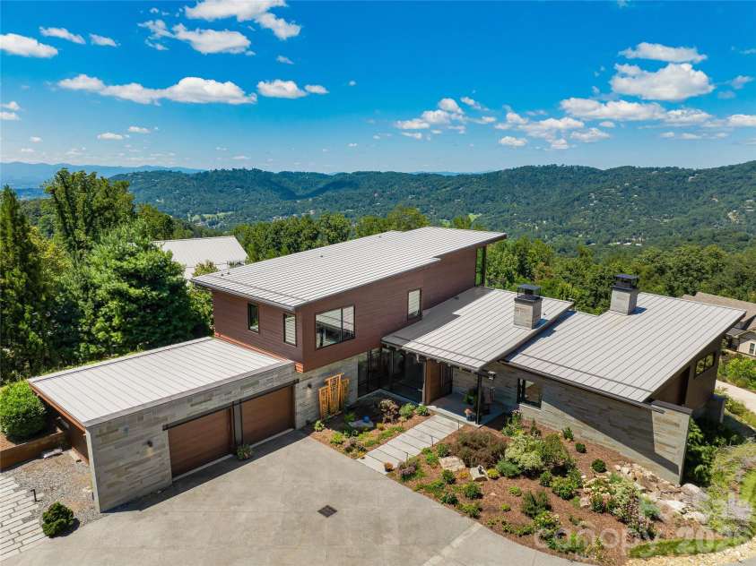 25 Bartrams Walk Drive, Asheville, NC 28804.  MLS# CAR4402146, YatesRealty ID 41418. Welcome home!