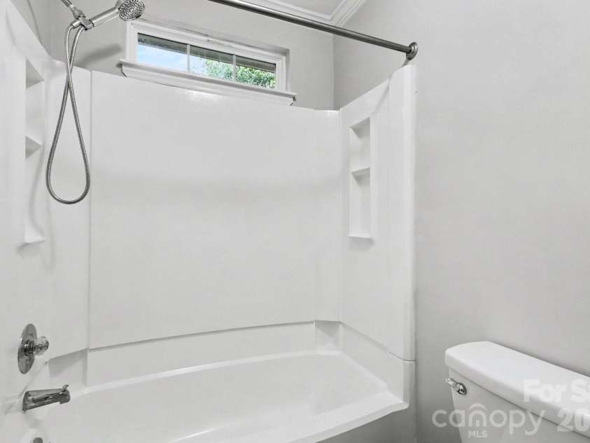 2132 Killarney Place, Charlotte, NC 28262.  MLS# CAR4410407, YatesRealty ID 41428. UPSTAIRS BATHROOM