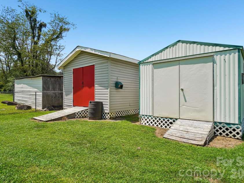 210 Leigh Anne Lane, Horse Shoe, NC 28742.  MLS# CAR4411081, YatesRealty ID 41430. 