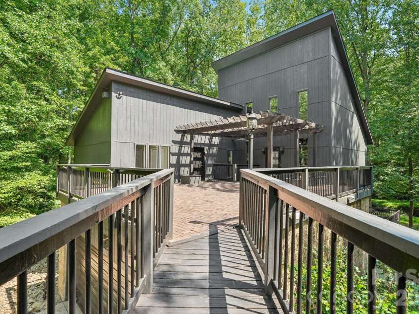 407 Robinwood Drive, Shelby, NC 28150.  MLS# CAR4410556, YatesRealty ID 41431. 