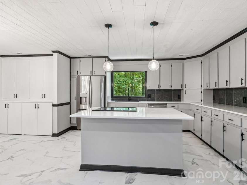 407 Robinwood Drive, Shelby, NC 28150.  MLS# CAR4410556, YatesRealty ID 41431. 