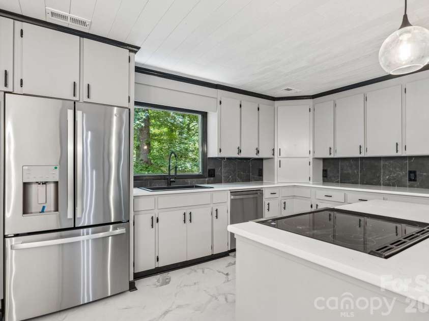 407 Robinwood Drive, Shelby, NC 28150.  MLS# CAR4410556, YatesRealty ID 41431. 