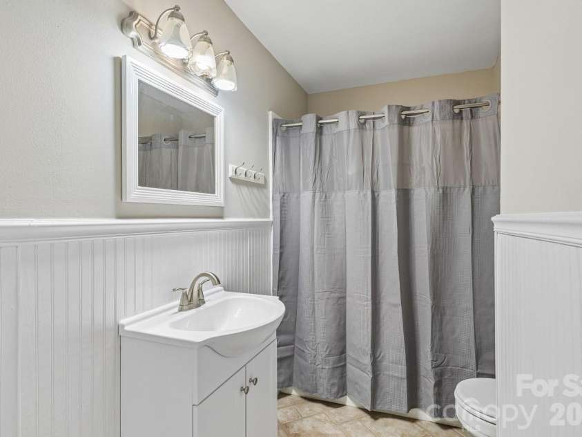 407 Robinwood Drive, Shelby, NC 28150.  MLS# CAR4410556, YatesRealty ID 41431. 