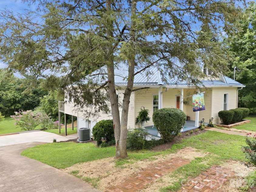 107 Burkemont Avenue, Morganton, NC 28655.  MLS# CAR4411531, YatesRealty ID 41433. 