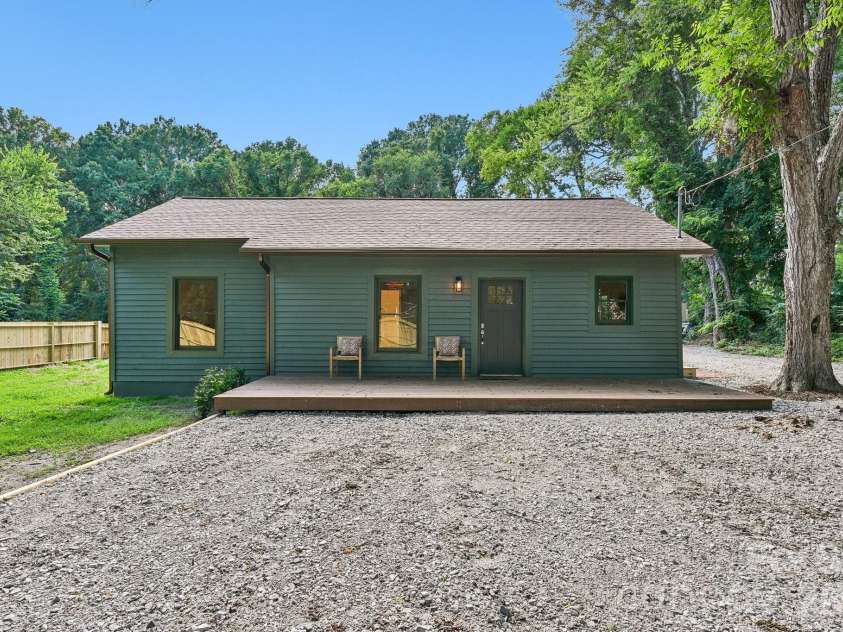 213 Kings Mountain Street, York, SC 29745.  MLS# CAR4375137, YatesRealty ID 41438. 