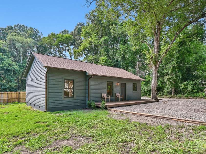 213 Kings Mountain Street, York, SC 29745.  MLS# CAR4375137, YatesRealty ID 41438. 