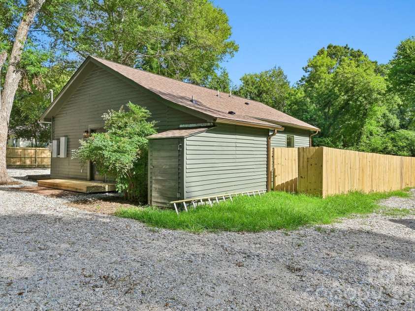 213 Kings Mountain Street, York, SC 29745.  MLS# CAR4375137, YatesRealty ID 41438. 