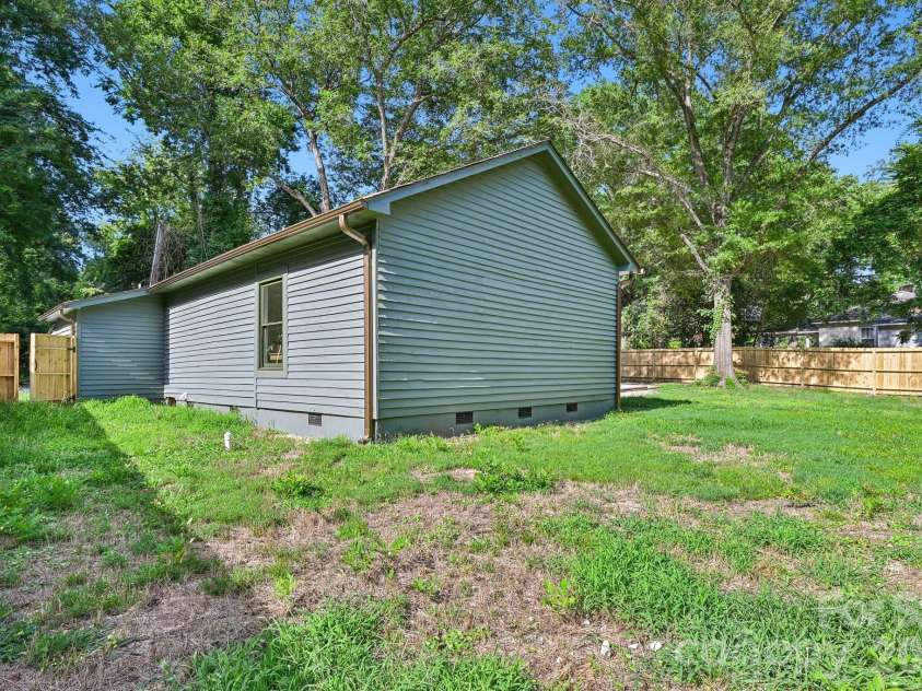 213 Kings Mountain Street, York, SC 29745.  MLS# CAR4375137, YatesRealty ID 41438. 