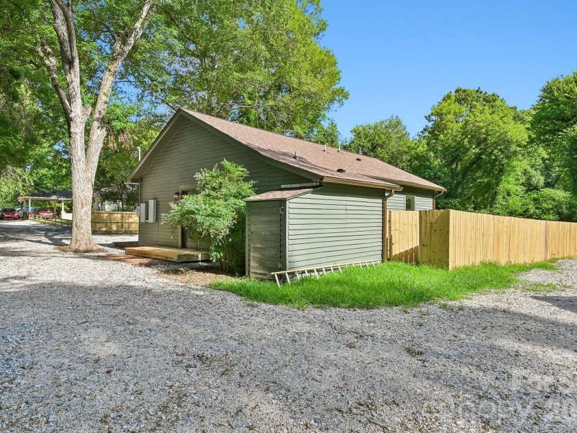 213 Kings Mountain Street, York, SC 29745.  MLS# CAR4375137, YatesRealty ID 41438. 