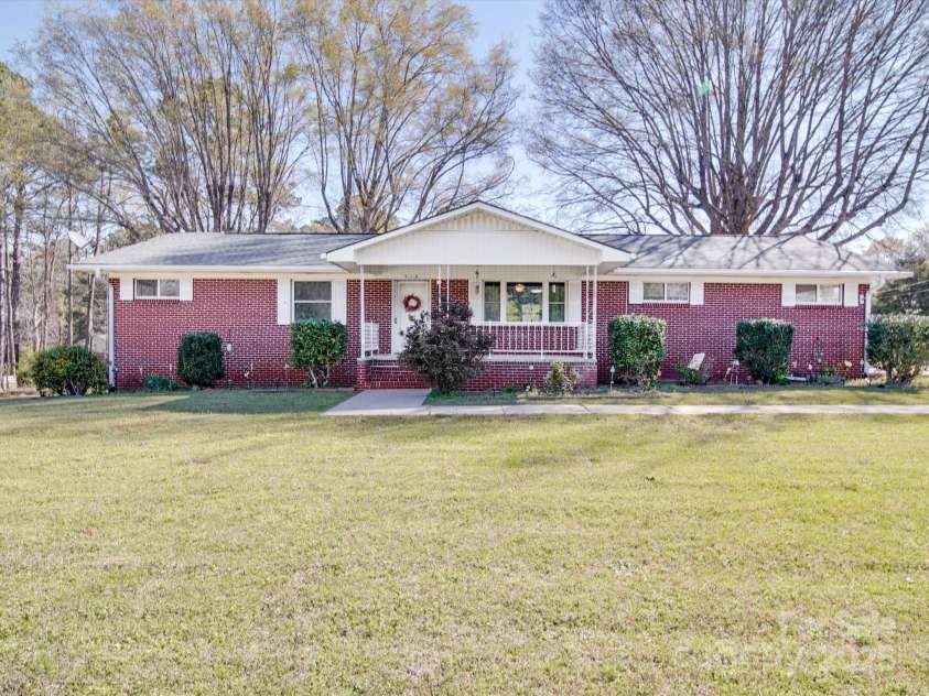 516 Lakeview Drive, Wadesboro, NC 28170.  MLS# CAR4238752, YatesRealty ID 4144. 