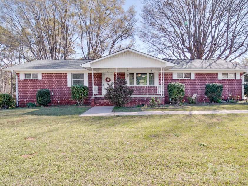 516 Lakeview Drive, Wadesboro, NC 28170.  MLS# CAR4238752, YatesRealty ID 4144. 
