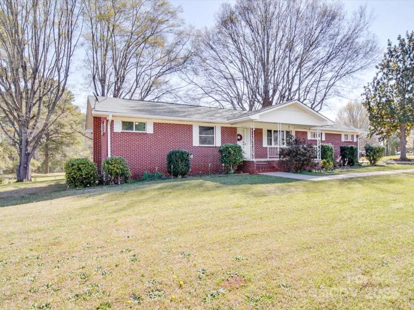 516 Lakeview Drive, Wadesboro, NC 28170.  MLS# CAR4238752, YatesRealty ID 4144. 