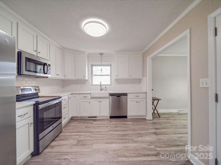 516 Lakeview Drive, Wadesboro, NC 28170.  MLS# CAR4238752, YatesRealty ID 4144. 