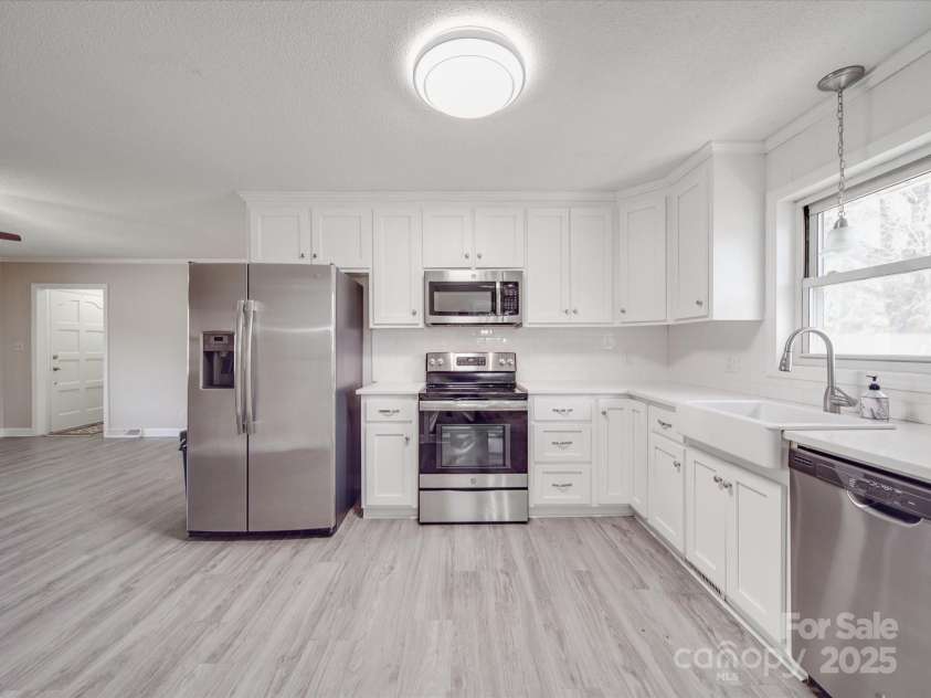 516 Lakeview Drive, Wadesboro, NC 28170.  MLS# CAR4238752, YatesRealty ID 4144. 