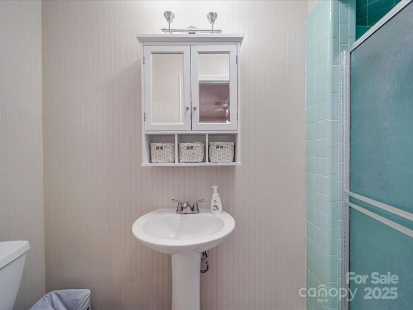 516 Lakeview Drive, Wadesboro, NC 28170.  MLS# CAR4238752, YatesRealty ID 4144. 