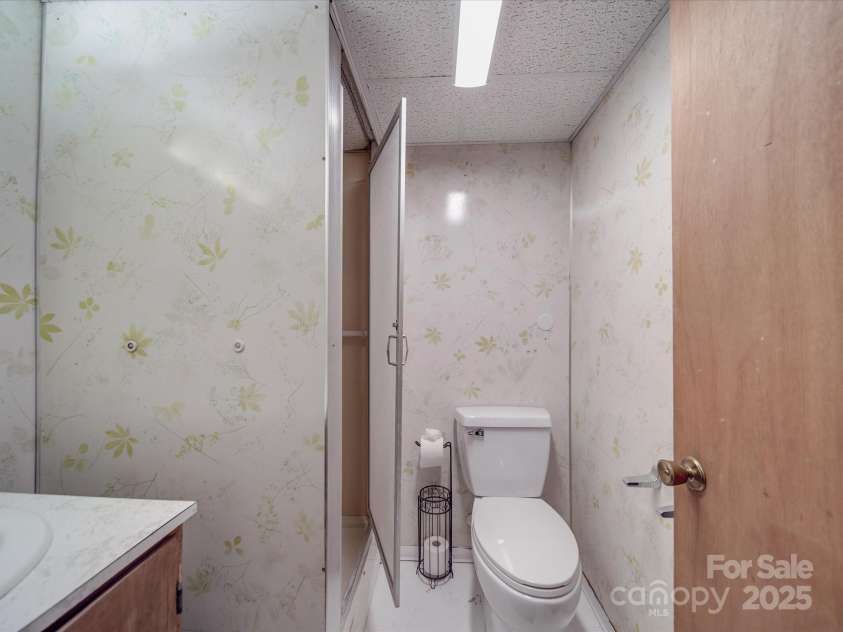 516 Lakeview Drive, Wadesboro, NC 28170.  MLS# CAR4238752, YatesRealty ID 4144. 