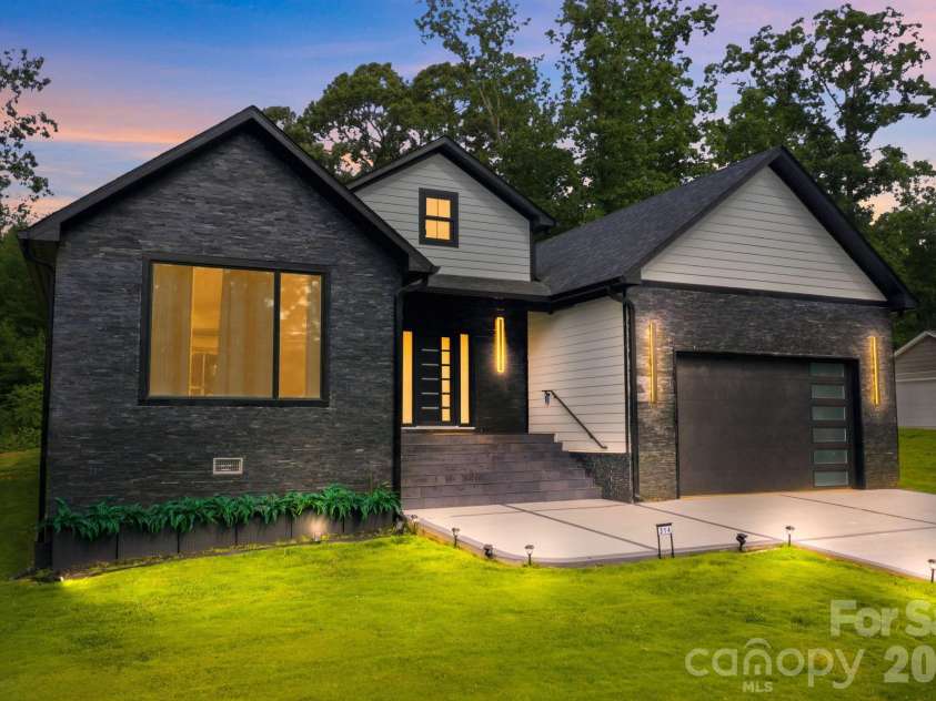 314 Oak Knoll, Hildebran, NC 28637.  MLS# CAR4406259, YatesRealty ID 41447. 