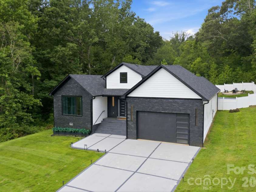 314 Oak Knoll, Hildebran, NC 28637.  MLS# CAR4406259, YatesRealty ID 41447. 