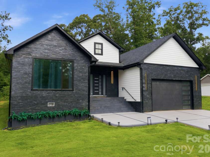 314 Oak Knoll, Hildebran, NC 28637.  MLS# CAR4406259, YatesRealty ID 41447. 