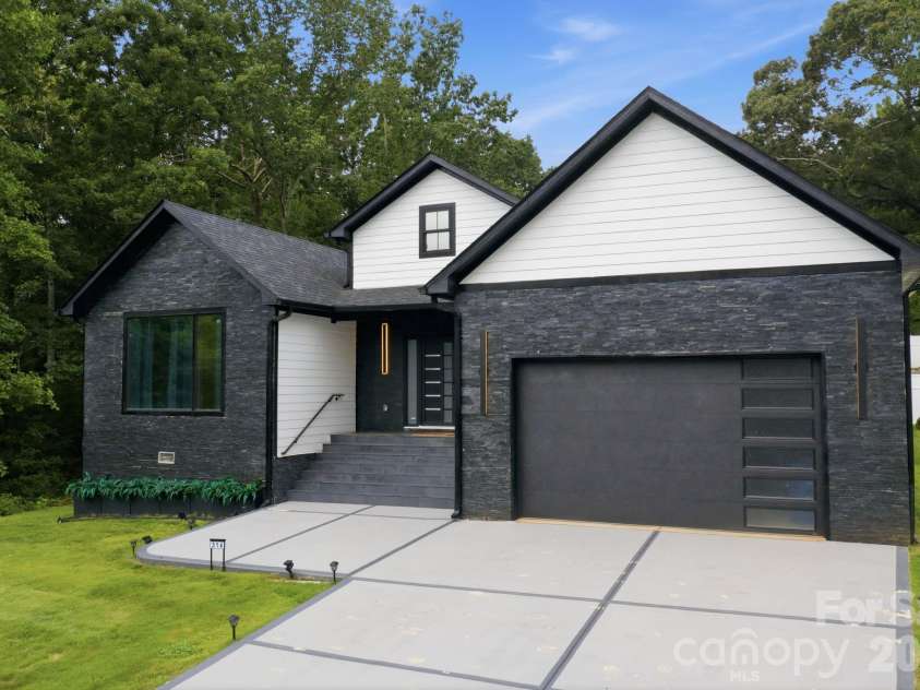 314 Oak Knoll, Hildebran, NC 28637.  MLS# CAR4406259, YatesRealty ID 41447. 