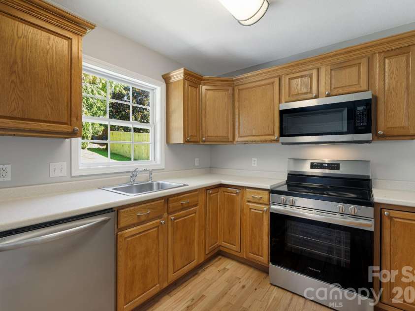 76 Selwyn Road, Asheville, NC 28806.  MLS# CAR4411517, YatesRealty ID 41451. 
