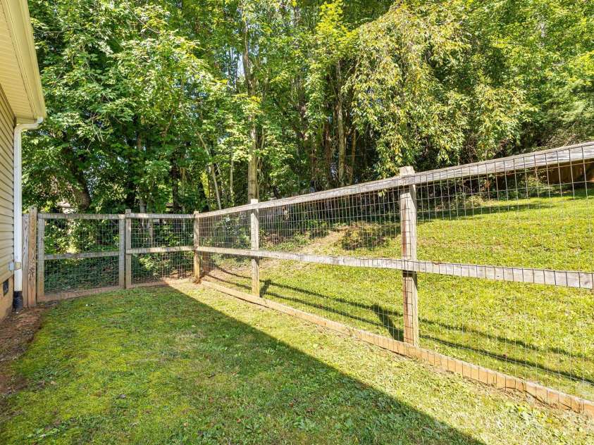 76 Selwyn Road, Asheville, NC 28806.  MLS# CAR4411517, YatesRealty ID 41451. 