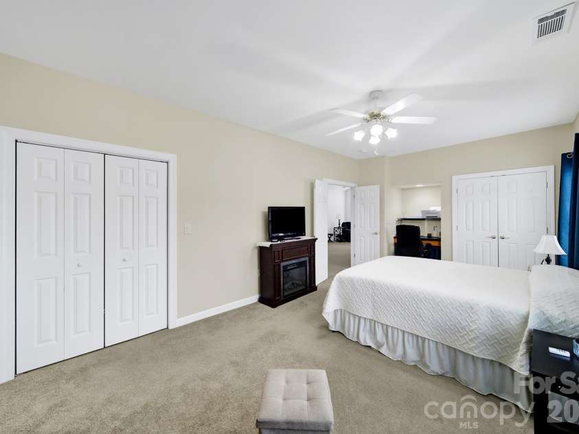 8368 Windsor Ridge Drive, Charlotte, NC 28277.  MLS# CAR4409492, YatesRealty ID 41454. 