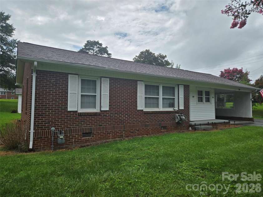 1326 26th Street, Hickory, NC 28602.  MLS# CAR4410573, YatesRealty ID 41457. 