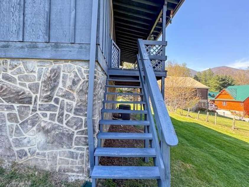 84 Stoney Ridge Loop, Maggie Valley, NC 28751.  MLS# CAR4405541, YatesRealty ID 41458. 