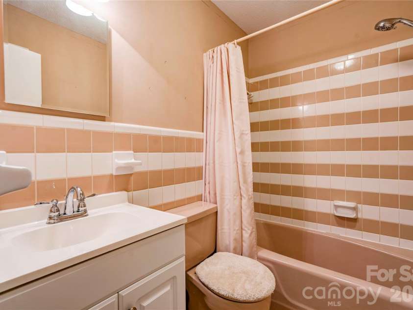 1606 Spangler Drive, Shelby, NC 28150.  MLS# CAR4411291, YatesRealty ID 41459. Bathroom