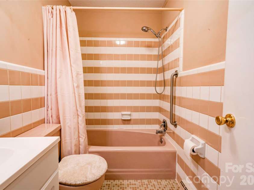 1606 Spangler Drive, Shelby, NC 28150.  MLS# CAR4411291, YatesRealty ID 41459. Bathroom