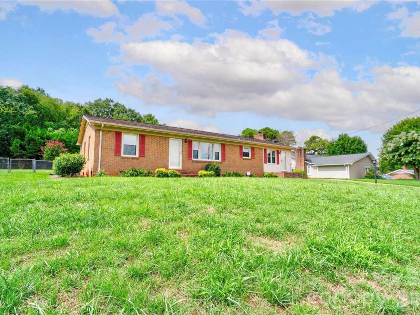 1606 Spangler Drive, Shelby, NC 28150.  MLS# CAR4411291, YatesRealty ID 41459. Front Left