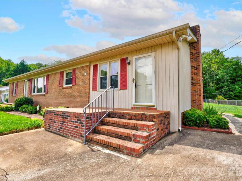 1606 Spangler Drive, Shelby, NC 28150.  MLS# CAR4411291, YatesRealty ID 41459. Front Right