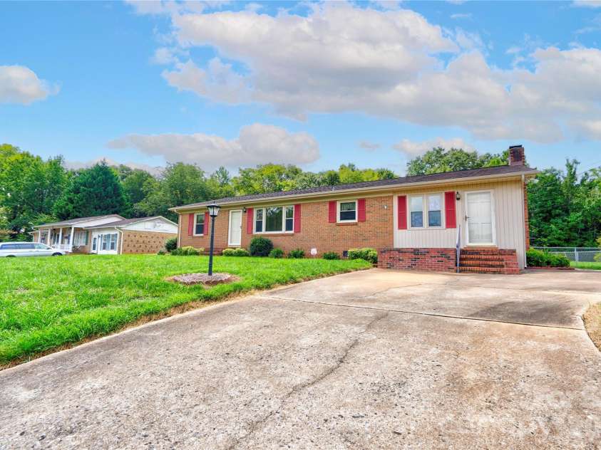 1606 Spangler Drive, Shelby, NC 28150.  MLS# CAR4411291, YatesRealty ID 41459. Front Right