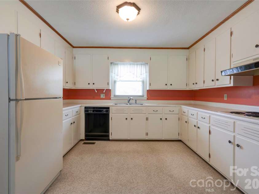 1606 Spangler Drive, Shelby, NC 28150.  MLS# CAR4411291, YatesRealty ID 41459. Kitchen