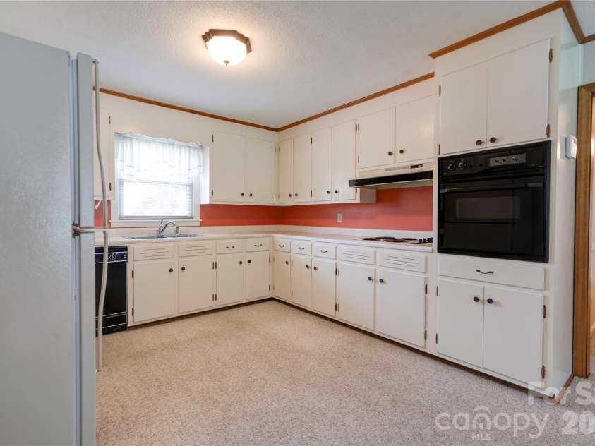 1606 Spangler Drive, Shelby, NC 28150.  MLS# CAR4411291, YatesRealty ID 41459. Kitchen