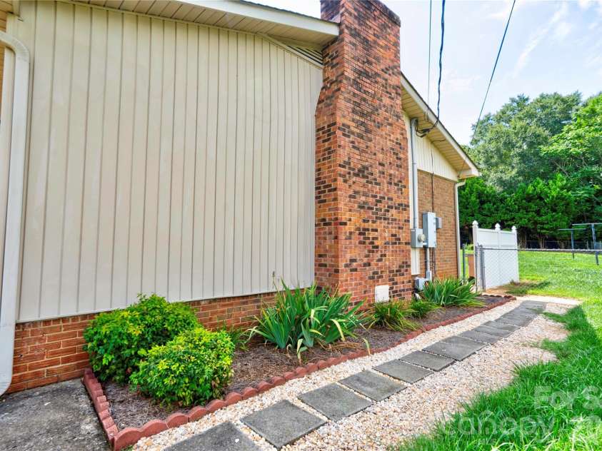 1606 Spangler Drive, Shelby, NC 28150.  MLS# CAR4411291, YatesRealty ID 41459. Side