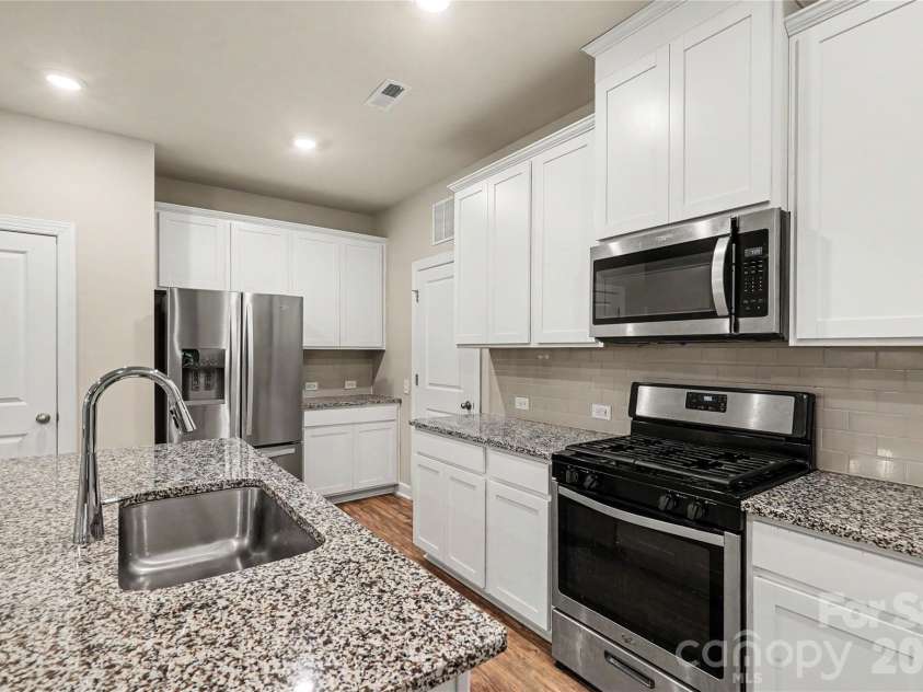 6863 Good News Drive, Charlotte, NC 28215.  MLS# CAR4411633, YatesRealty ID 41469. Granite Counters