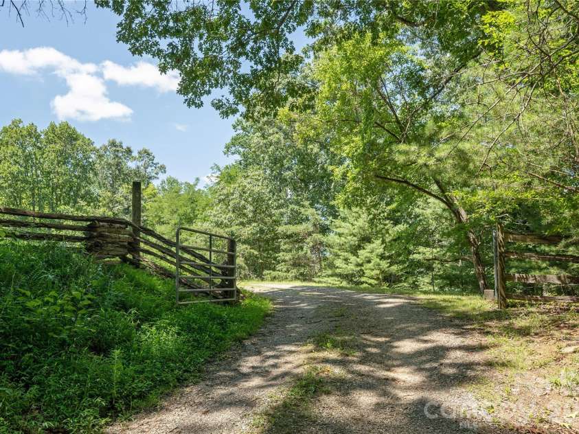 47 Buchanan Lane, Canton, NC 28716.  MLS# CAR4392413, YatesRealty ID 41479. 