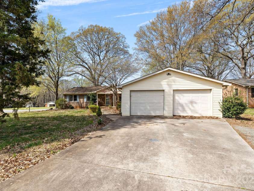 236 Edison Drive, Statesville, NC 28625.  MLS# CAR4239649, YatesRealty ID 4148. 