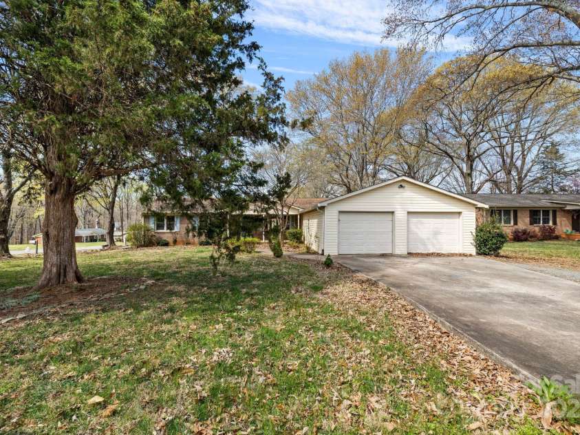 236 Edison Drive, Statesville, NC 28625.  MLS# CAR4239649, YatesRealty ID 4148. 