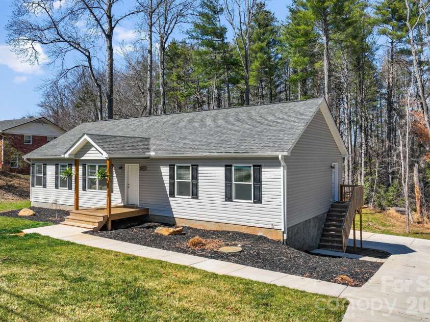 247-1 Bent Creek Ranch Road, Asheville, NC 28806.  MLS# CAR4356700, YatesRealty ID 4148. Paved driveway with ample parking